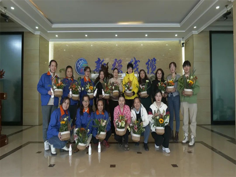 陽春三月，人面桃花相映紅，春風拂面，歲月巾幗顯風采